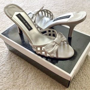NEW in BOX Jennifer Moore Macy’s Silver Slide Heel Dress Shoes Bow Ladies 9.5 M